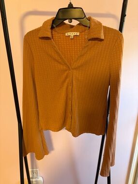 L HYFVE Cropped Peach/Light Orange Ribbed Knit Blouse with Flounce Sleeves